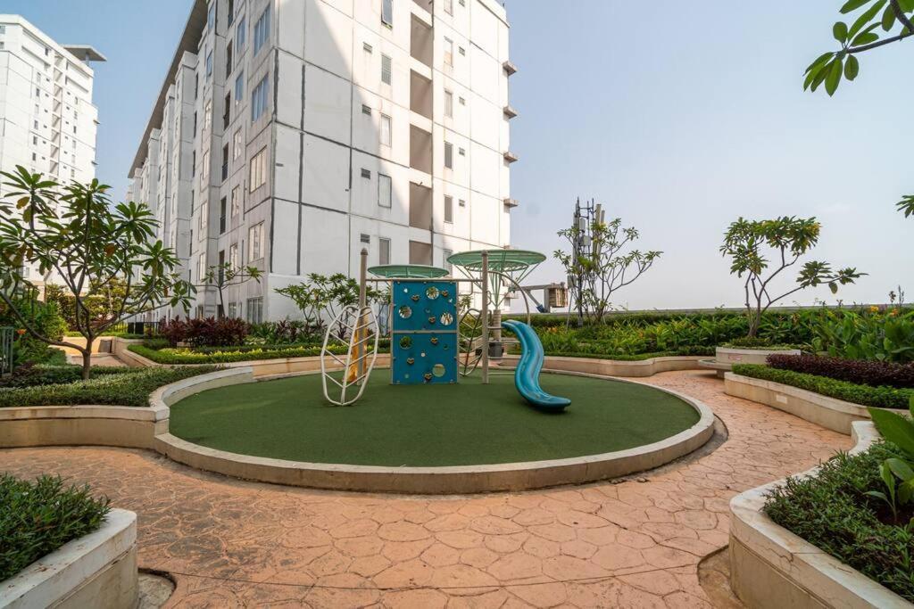 2 Bedroom Above Bassura Mall East Netflix Jakarta